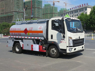 新东日牌YZR5097GJYZ6型加油车 国六重汽豪沃轻卡6.2方加油车价格 标载5吨油罐车厂家参数