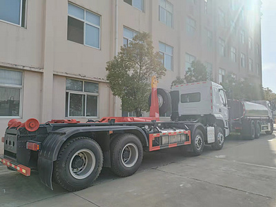 31吨重汽豪沃前四后八大钩臂垃圾车转运车托载移动垃圾厢20-25吨图片