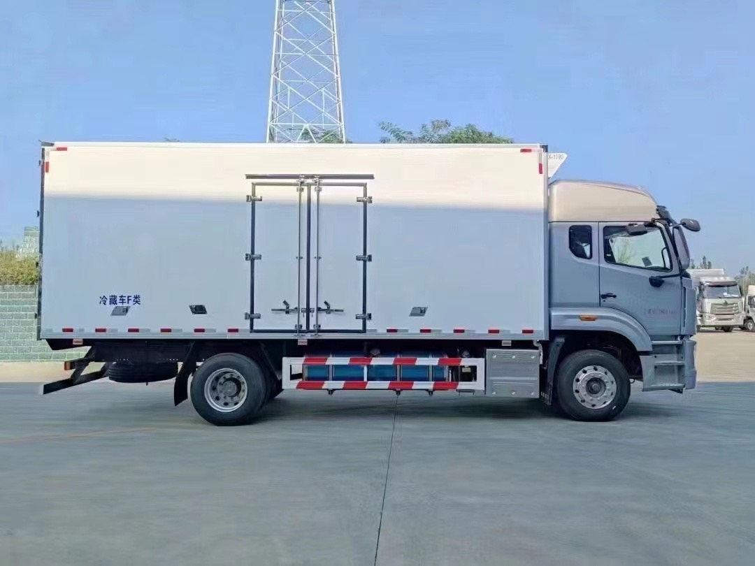 重汽豪沃250马力国六6米8冷藏车图片