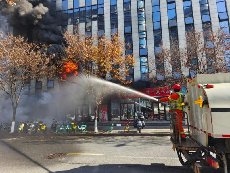 寫字樓著火灑水車秒變消防車一輛不夠那就多來幾輛