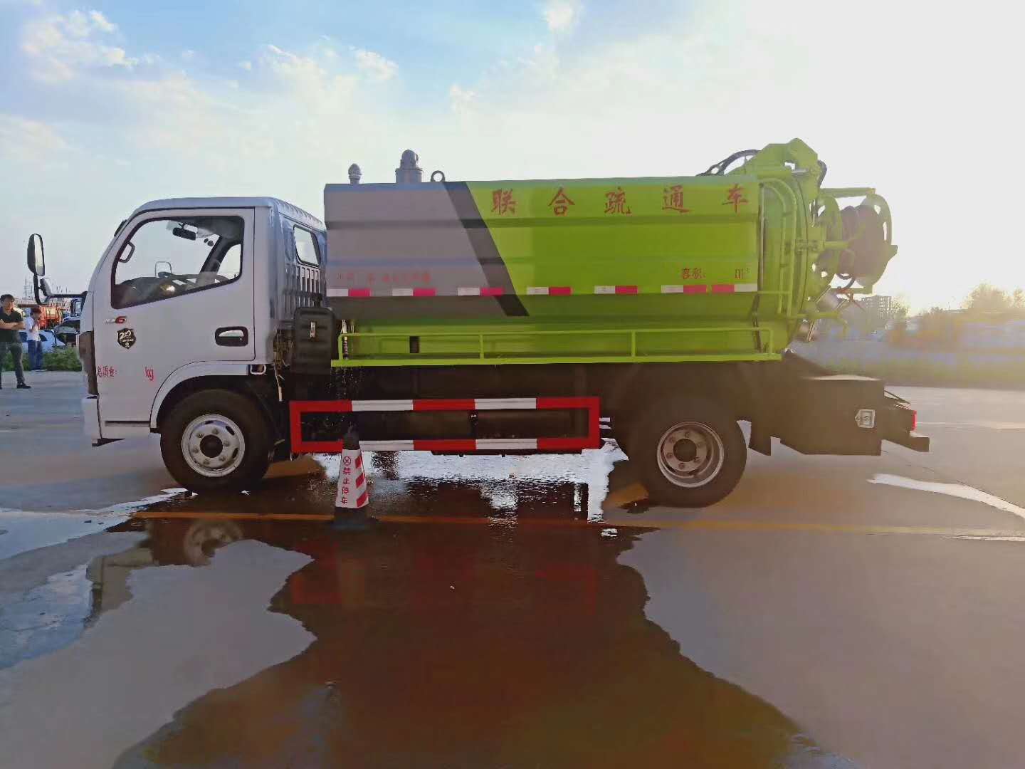 小型东风国六小多利卡清洗吸污车　管道疏通专用车