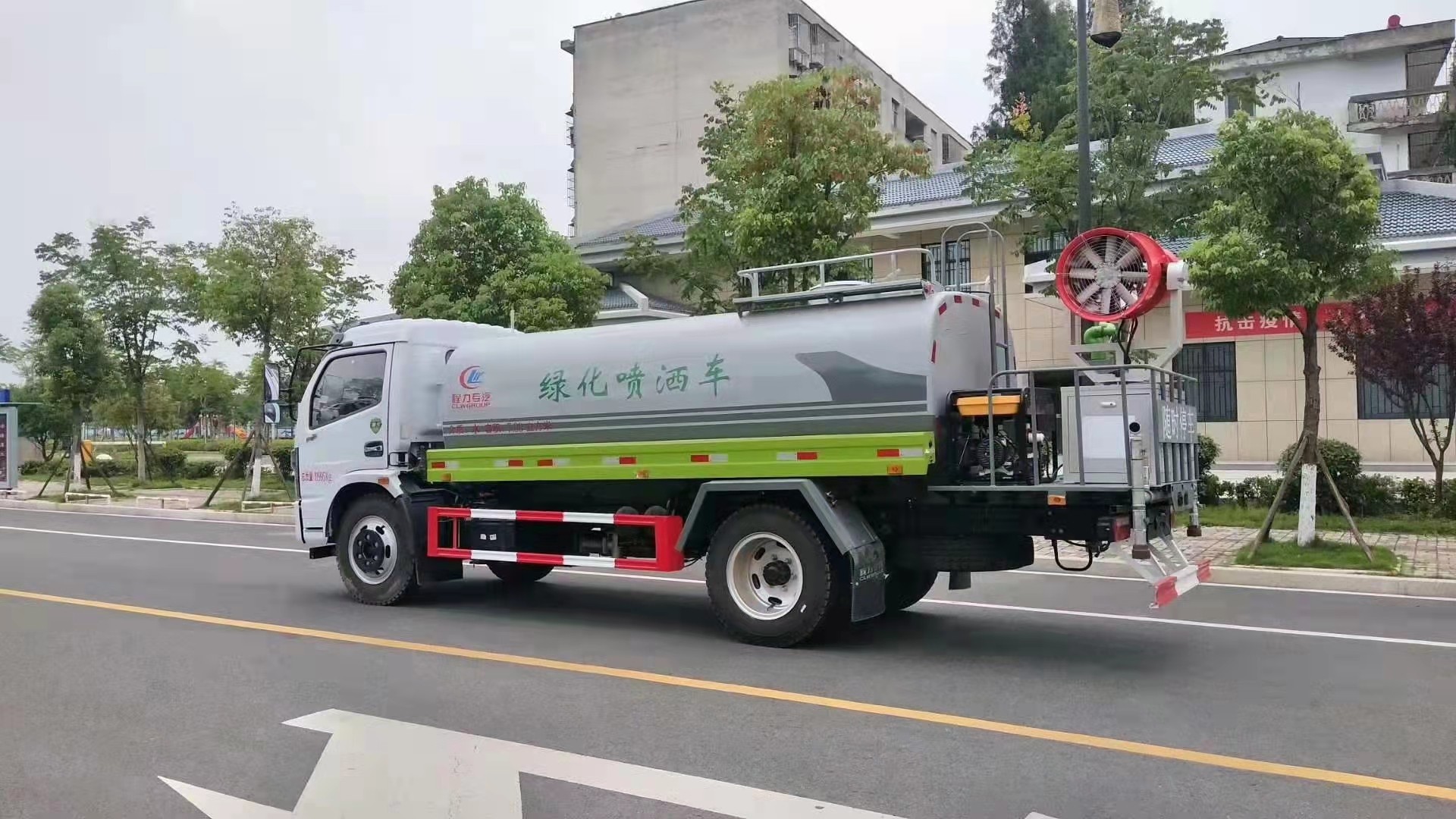 东风10吨绿化喷洒车图片