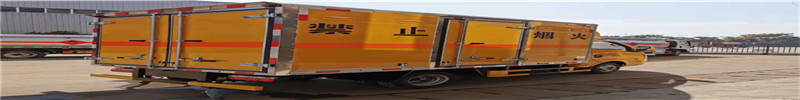 厢长3.3米2.7米小型爆破器材箱式运输车视频