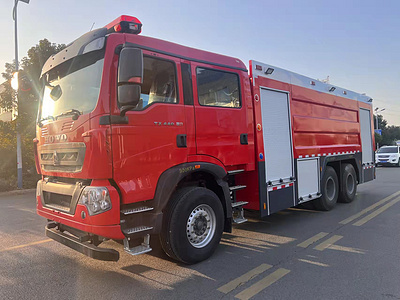 16吨重汽豪沃消防车价格泡沫和水厢60-70米消防炮图片