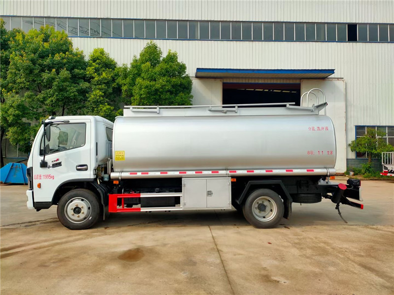 拉10吨柴油不超载无需从业资格证的减水剂罐式车