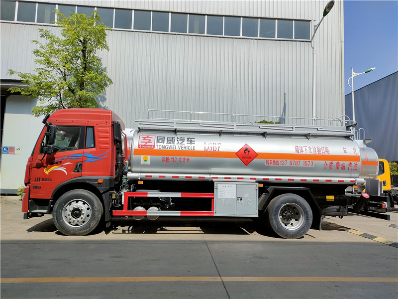 国六解放龙V单桥12.7方碳钢油罐车 额载10吨加油车图片