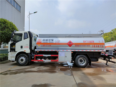 解放J6L单桥油罐车报价 大柴220马力质惠版12吨加油车图片