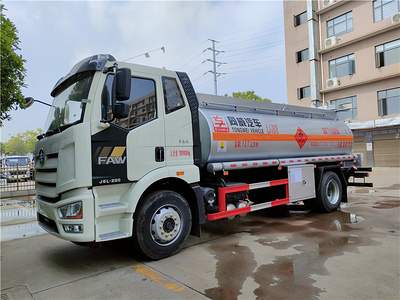 解放J6L 220马力质惠版油罐车价格 满载12吨加油车推荐国六一汽解放J6L单桥12.7方运油车