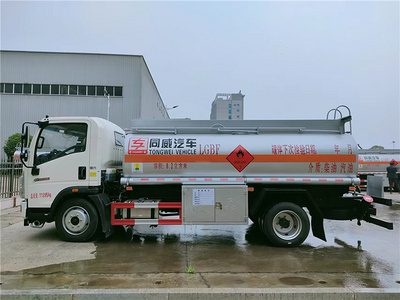 国六重汽豪沃轻卡油罐车报价 额载6.6吨流动加油车 视频图片