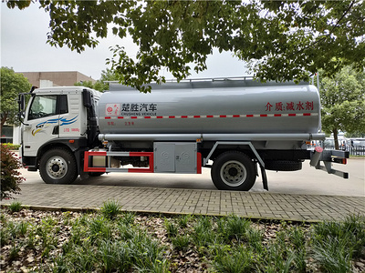 青岛解放龙V普货油罐车 减水剂、洗井液罐车 12吨普通液体罐式运输车