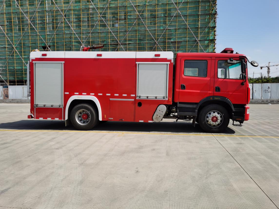 国六D9东风6吨水罐消防车