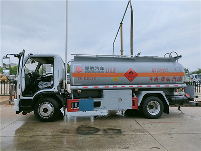 天津上好户手续齐全的危险品8吨油罐车带加油机 视频图片