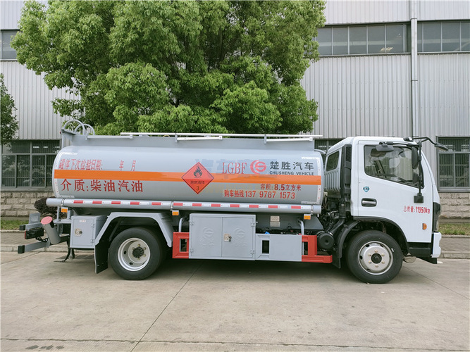 国六东风8.5方加油车 带牌8吨油罐车全国各地挂靠公司提车图片
