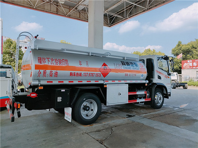 东风华神升级款DV3国六8.5方加油车额载6.8吨油罐车图片