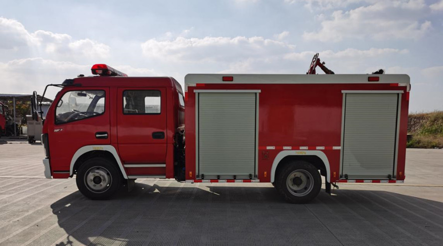 东风4吨水罐消防车图片