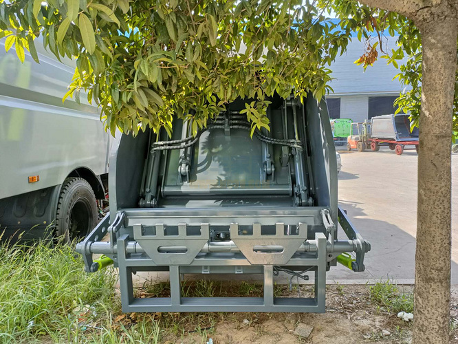 东风福瑞卡压缩式垃圾车价格6方装240升桶约80桶图片图片
