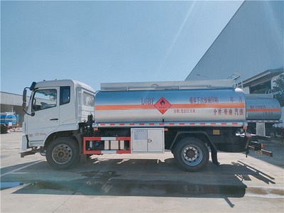 专威牌国六东风锦程12.57方油罐车 核载10吨柴油不超重图片