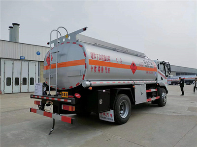 HTW5182GYYEQ6 东风华神DV3国六15.5方运油车 满载12.8吨油罐车核载10.4吨图片