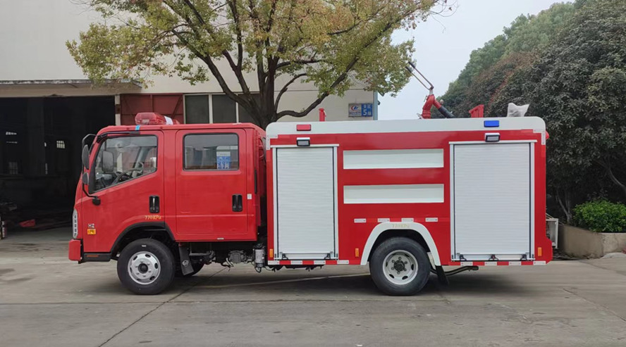 福田3吨水罐消防车图片
