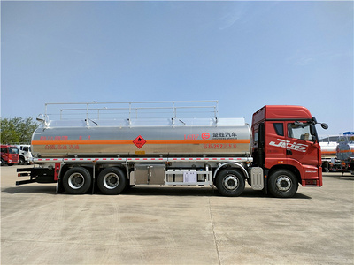 青岛解放JH6重卡 380马力 8X4荷载20吨铝合金运油车
