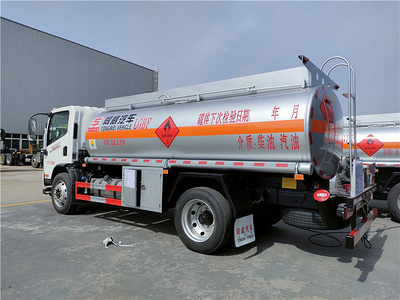 国六8吨油罐车 解放9.6方大柴180马力油罐车适用于工地
