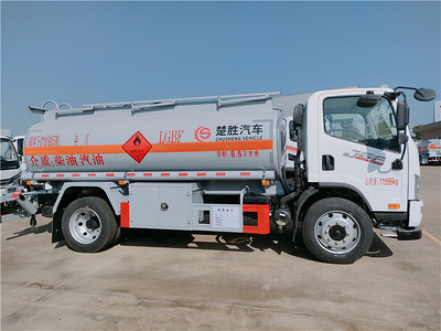 国六解放J6F新款9.6方加油车 满载8吨柴油危险品罐式车图片
