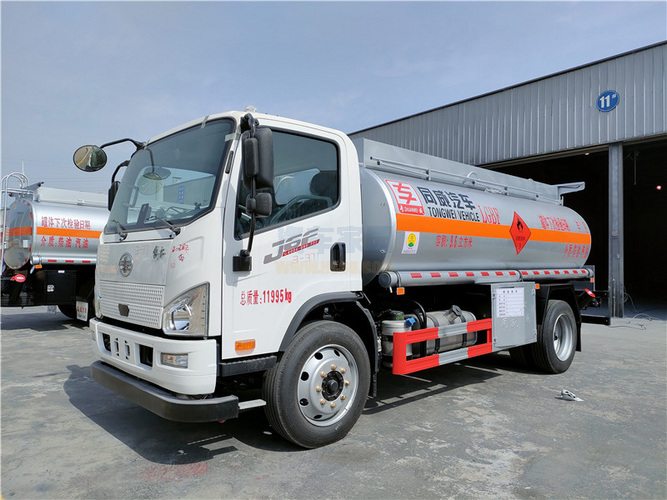 解放J6F国六9.6方加油车 满载8吨柴油危险品罐式车图片