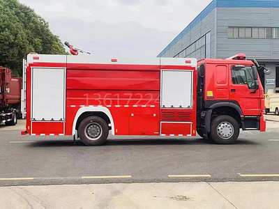 豪沃10吨水罐消防车图片