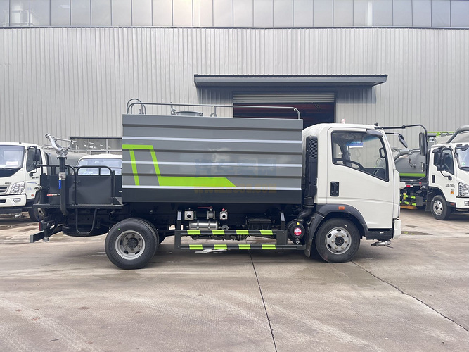 重汽蓝牌洒水车，7方蓝牌洒水车，豪沃蓝牌洒水车，盈通洒水车图片