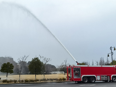 重汽豪沃25吨水罐消防车图片