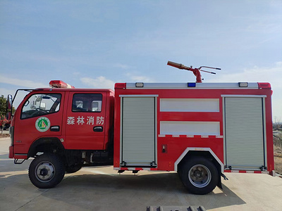 四驱东风水罐消防车（3.5吨）_高清图片