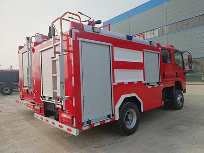 四驱东风水罐消防车（3.5吨）_高清图片