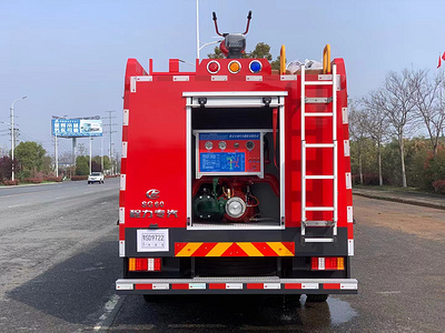 四驱三环水罐消防车（6吨）_高清图片