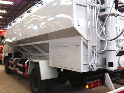 液压散装饲料运输车重汽15吨散装饲料车图片