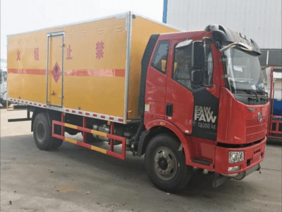 解放易燃固体载重20吨9.3米运输车国六柳汽危险品运输车图片